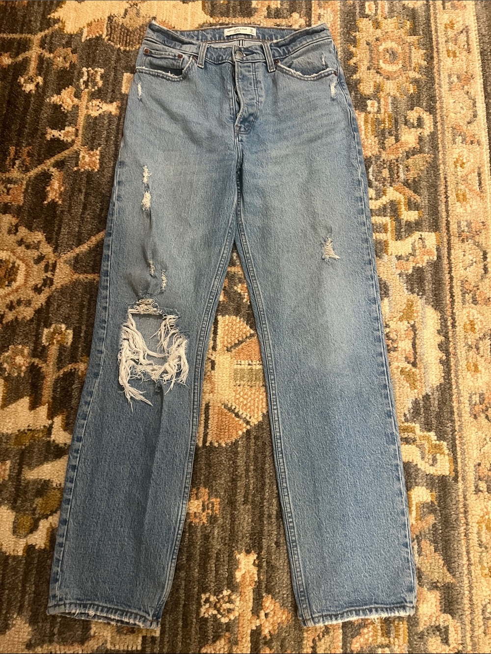 Abercrombie & Fitch The Dad High Rise. Distressed wash. Size 2/26